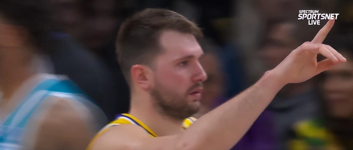 比赛赛程-湖人近5战4负！詹姆斯29+9惨败黄蜂 东契奇39分三球30+9三分